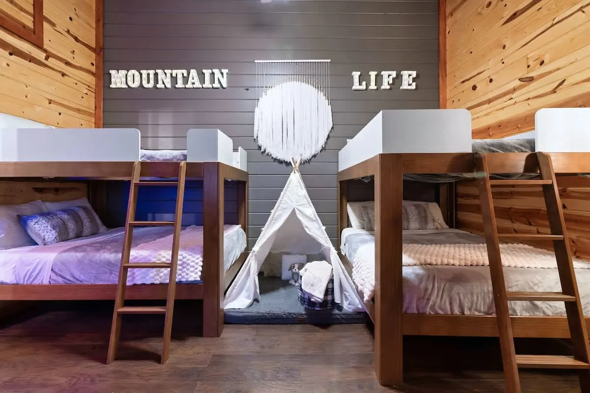 Bunk room at Blackhawk Lodge with two bunk beds and a MOUNTAIN LIFE sign
