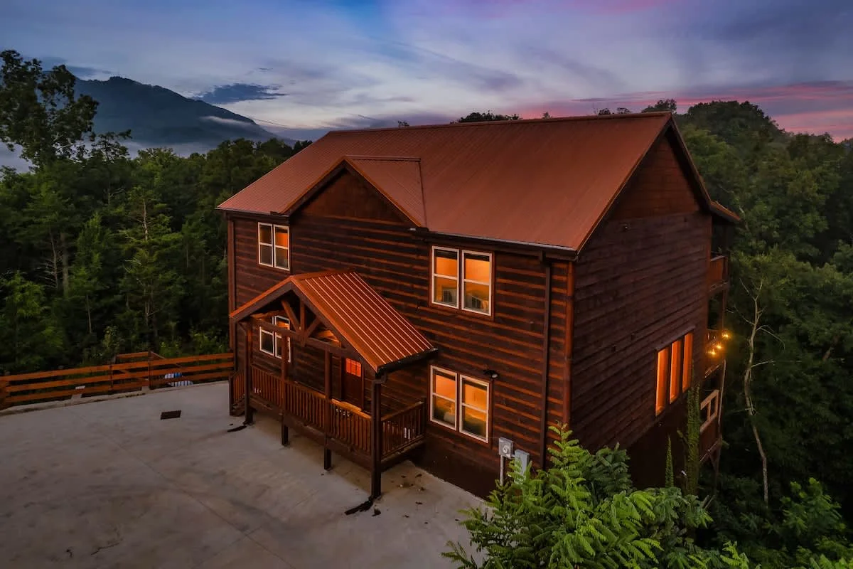 Blue Smoke Lodge at sunset with the Smokies behind the cabin