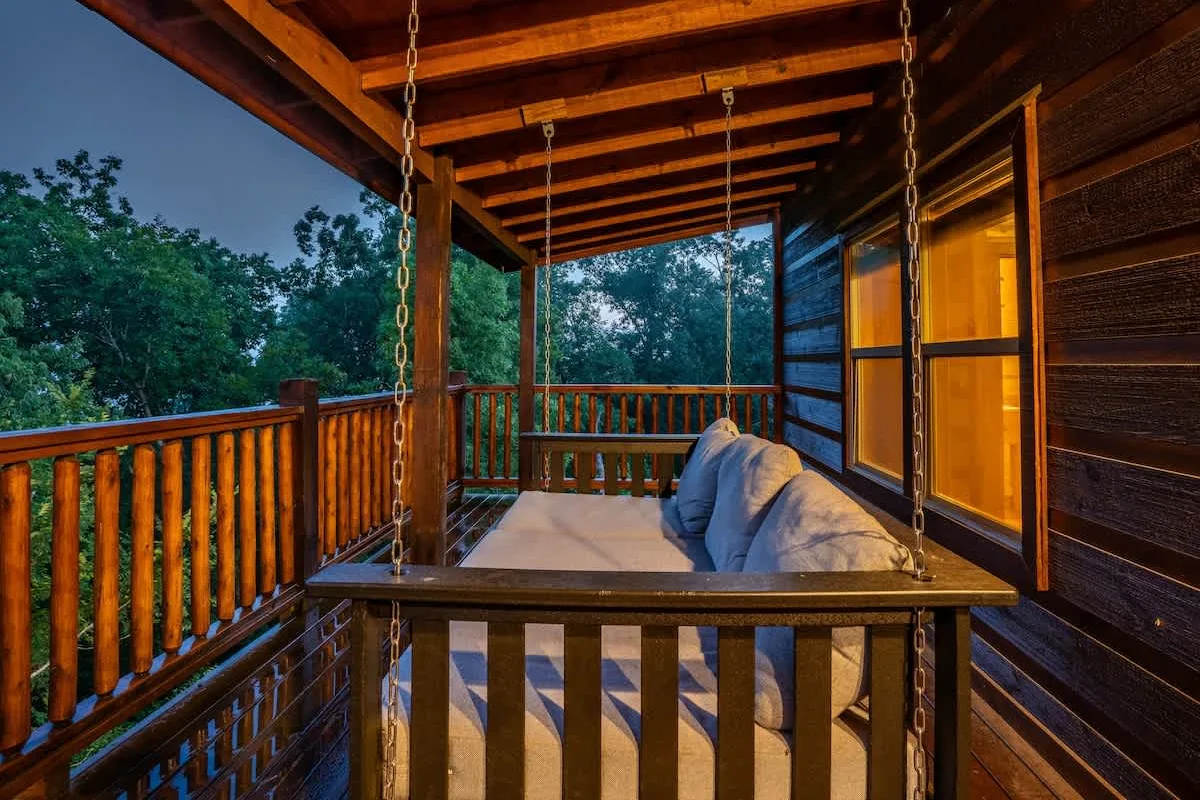Porch swing on the covered deck at Blue Smoke Lodge