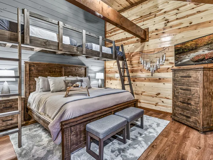 King bedroom with built in loft bunks